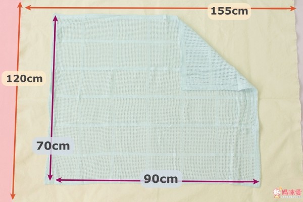  英國 mothercare 洞洞毯，100 % 純棉線編織而成的，小洞洞毯子不怕寶寶亂踢被把毯子踢到臉上，一不小心悶到或窒息了，是非常適合新生兒寶寶的蓋毯喔！
