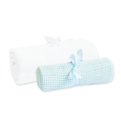  英國 mothercare 洞洞毯，100 % 純棉線編織而成的，小洞洞毯子不怕寶寶亂踢被把毯子踢到臉上，一不小心悶到或窒息了，是非常適合新生兒寶寶的蓋毯喔！