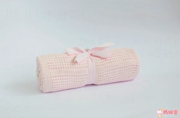  英國 mothercare 洞洞毯，100 % 純棉線編織而成的，小洞洞毯子不怕寶寶亂踢被把毯子踢到臉上，一不小心悶到或窒息了，是非常適合新生兒寶寶的蓋毯喔！