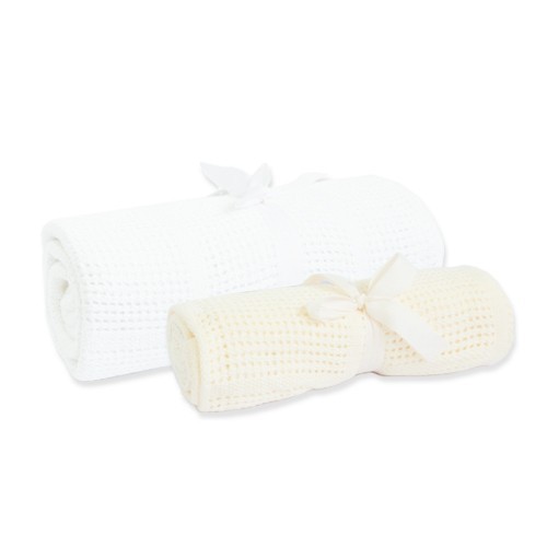  英國 mothercare 洞洞毯，100 % 純棉線編織而成的，小洞洞毯子不怕寶寶亂踢被把毯子踢到臉上，一不小心悶到或窒息了，是非常適合新生兒寶寶的蓋毯喔！