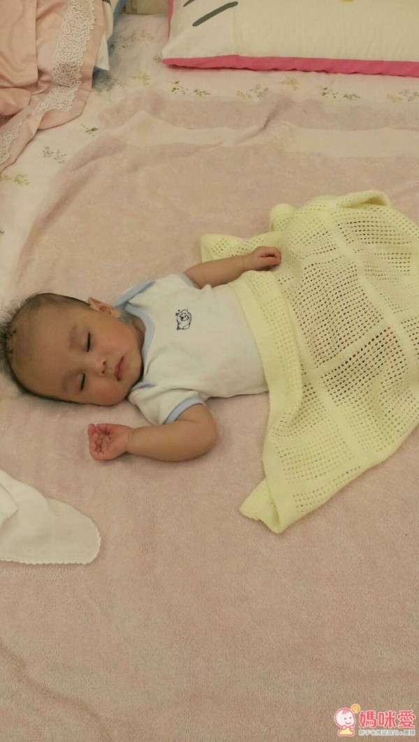  英國 mothercare 洞洞毯，100 % 純棉線編織而成的，小洞洞毯子不怕寶寶亂踢被把毯子踢到臉上，一不小心悶到或窒息了，是非常適合新生兒寶寶的蓋毯喔！