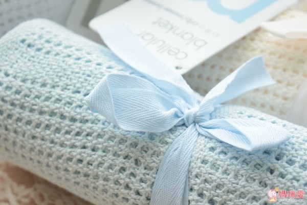  英國 mothercare 洞洞毯，100 % 純棉線編織而成的，小洞洞毯子不怕寶寶亂踢被把毯子踢到臉上，一不小心悶到或窒息了，是非常適合新生兒寶寶的蓋毯喔！