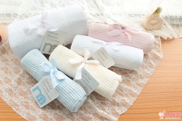  英國 mothercare 洞洞毯，100 % 純棉線編織而成的，小洞洞毯子不怕寶寶亂踢被把毯子踢到臉上，一不小心悶到或窒息了，是非常適合新生兒寶寶的蓋毯喔！