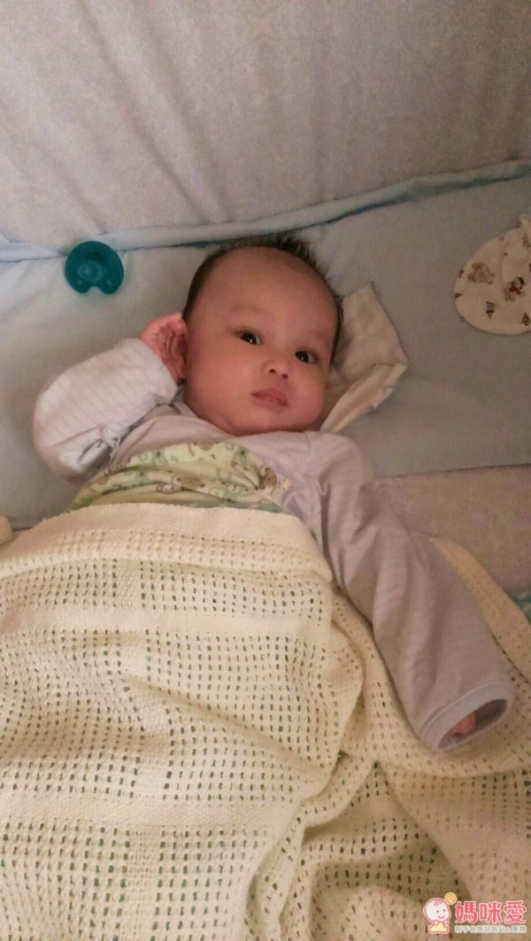  英國 mothercare 洞洞毯，100 % 純棉線編織而成的，小洞洞毯子不怕寶寶亂踢被把毯子踢到臉上，一不小心悶到或窒息了，是非常適合新生兒寶寶的蓋毯喔！