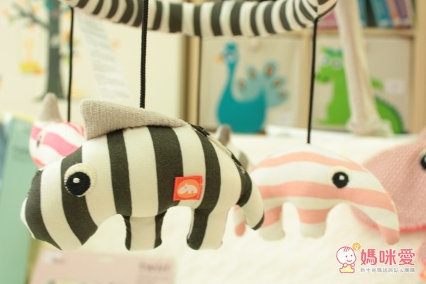 DONE BY DEER 床邊玩具系列