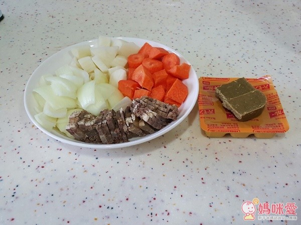 IZUMI 三人份精緻隨行電子鍋