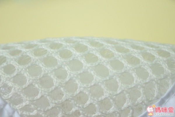 直接近拍給媽咪看它的材質,出色的通風效果讓坐墊內保持空氣流動,小朋友在推車上睡覺就不容易流汗黏搭搭了~