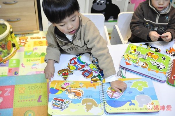 Baby趣味學習貼貼書*新版*-【4入合購】動物王國+交通工具+我會123+日常生活