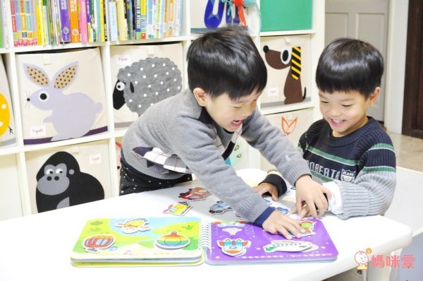 Baby趣味學習貼貼書*新版*-【4入合購】動物王國+交通工具+我會123+日常生活