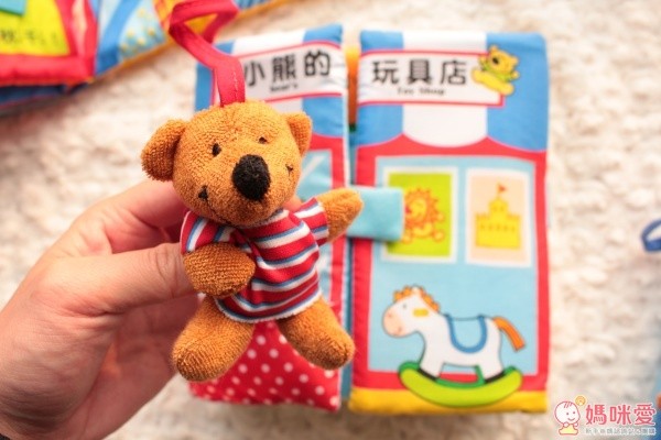 寶寶的翻翻布書:生日快樂波波熊+小熊的玩具店