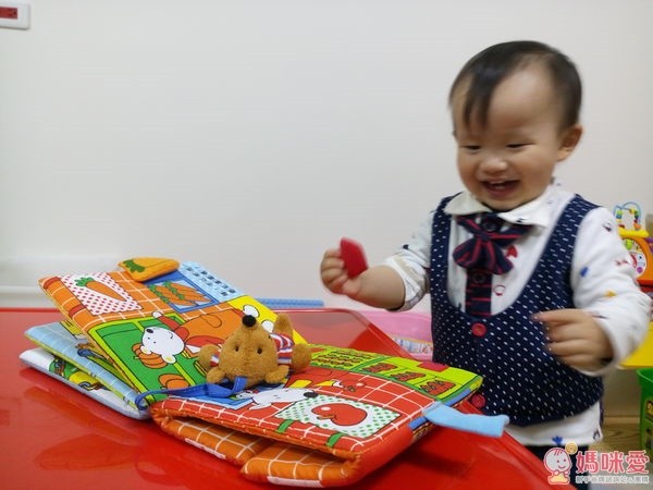 寶寶的翻翻布書:生日快樂波波熊+小熊的玩具店