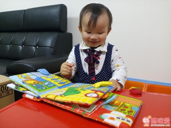 寶寶的翻翻布書:生日快樂波波熊+小熊的玩具店