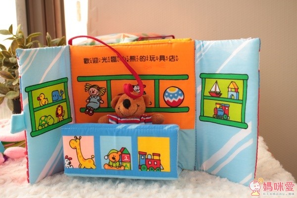 寶寶的翻翻布書:生日快樂波波熊+小熊的玩具店