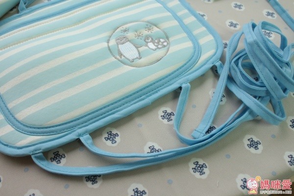 日本 Benesse：快乾吸汗涼感推車坐墊：藍白條紋、藍白點點