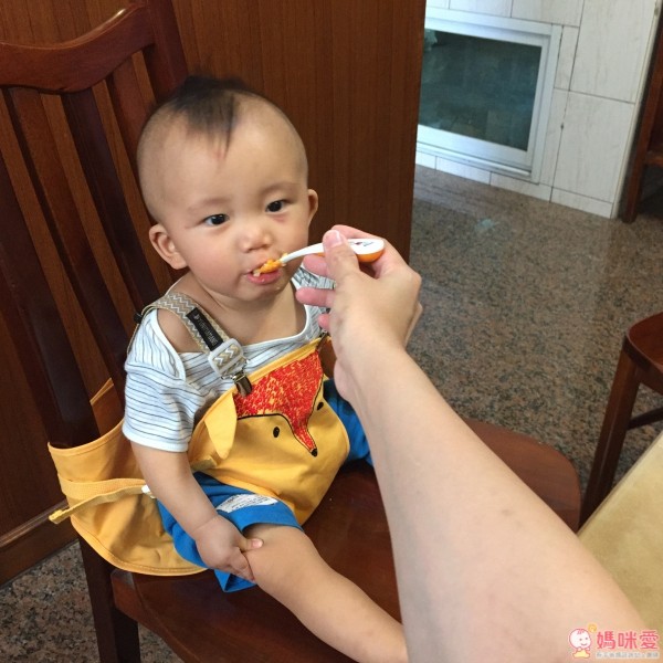 韓國 yunimamang 造型攜帶式餐椅