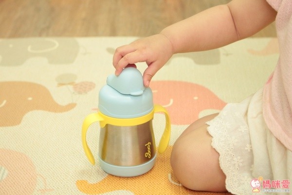 蓋子有弧形設計，婕華的小手也能輕易打開喔～