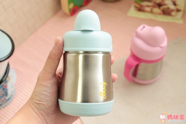 因為瓶身是不鏽鋼材質，視覺上搭配淡粉色系有種高級感耶♥