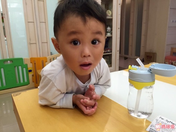 像球球（2Y2M）這個年紀的小朋友一切都想「ㄐㄧˋㄐㄧˇ來」「ㄐㄧˋㄐㄧˇ喝」，所以一個好開的水壺很重要耶～