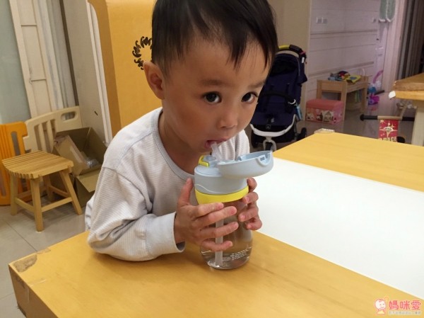 瓶身像玻璃一樣透明，讓媽媽可以清楚看到球球喝了多少水，雖然容量對高活動量小男孩來說比較少，不過看到一次次把水喝光光，對小朋友來說也是一種鼓勵喔(ﾉ>ω<)ﾉ