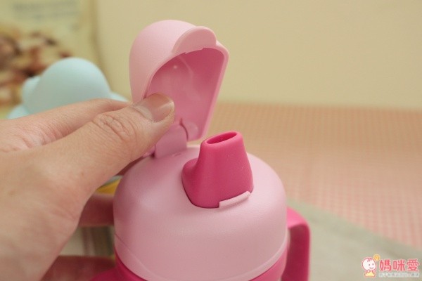 一體成形的鴨嘴杯設計，吸嘴部分採用耐冷熱矽膠