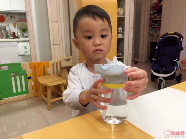 剛好彈壓式水杯對小孩來說很好開，球球覺得可以自己喝水是長大的表現，用起來也很開心！