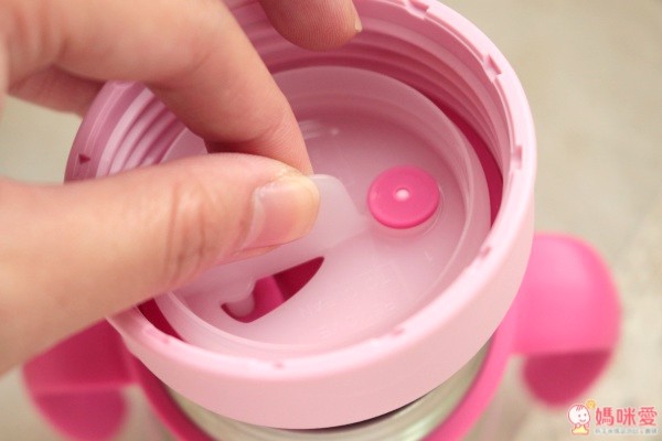 外出時，媽咪別忘了裝上防漏配件，就不怕水杯在包包裡打翻啦！