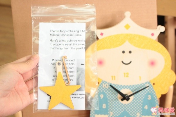 部分款式有擺鐘吊飾，吊飾也是木頭製作的，所以很細心的用夾鏈袋包好喔。