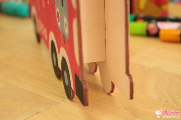 時鐘的邊緣都是專門用 1/8 厚雷射切割的，摸起來不會刺刺的。