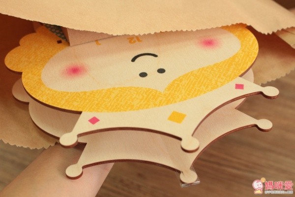 而且他的木頭採用雙層設計，掛在牆上很有立體感！不是薄薄一片的那種廉價感喔（大加分♫）