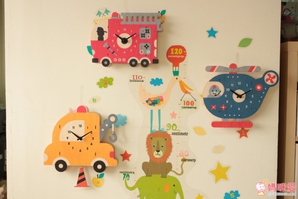 美國設計製造的 Modern Moose，樣式可愛童趣，而且無毒水性油墨把木頭染得很有質感，整個擺起來很耐看～現在二件就免運費，快幫家裡選美美的木頭時鐘吧(♡˙︶˙♡) 