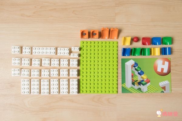 德國 HUBELiNO - 【超值進階收納組】軌道式積木零件組-128PCS+YoDa琦菲家族收納箱(鯊魚公車)