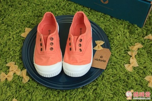 Victoria 無需綁帶帆布鞋