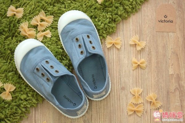 Victoria 無需綁帶帆布鞋
