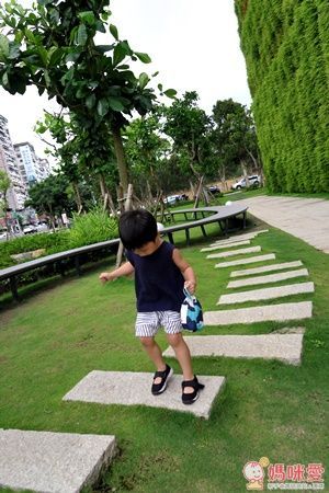 日本 KiU:KIDS PONCHO 兒童雨衣