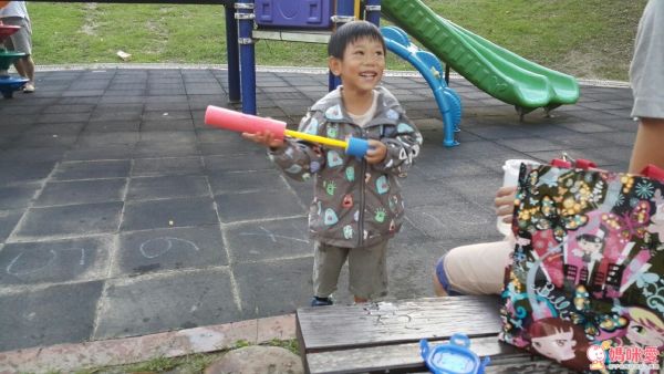 英國 Holly & Beau 的神奇變色風衣／雨衣