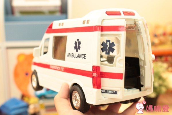 ✪小小家 工程小車車 磨輪救護車(獨家新品)