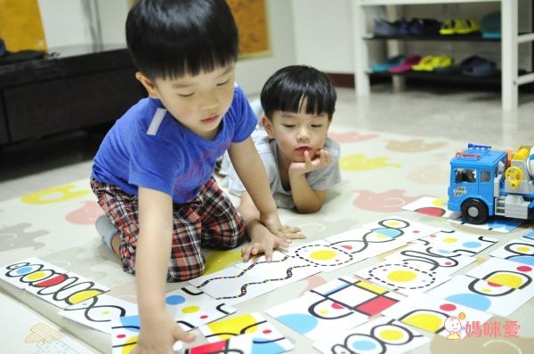 《小黃點》作者新作：創意塗鴉遊戲書！從「洞」裡激發孩子的想像力