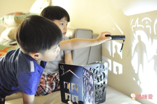 《小黃點》作者新作：創意塗鴉遊戲書！從「洞」裡激發孩子的想像力