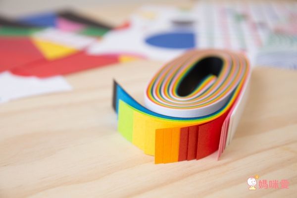 《小黃點》作者新作：創意塗鴉遊戲書！從「洞」裡激發孩子的想像力