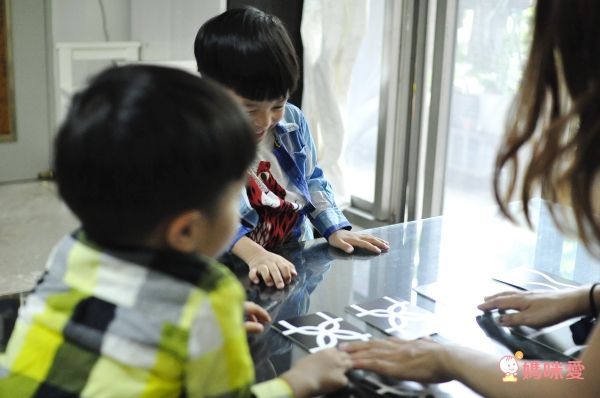 《小黃點》作者新作：創意塗鴉遊戲書！從「洞」裡激發孩子的想像力