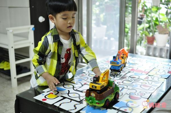 《小黃點》作者新作：創意塗鴉遊戲書！從「洞」裡激發孩子的想像力