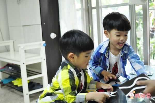 《小黃點》作者新作：創意塗鴉遊戲書！從「洞」裡激發孩子的想像力