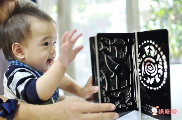 《小黃點》作者新作：創意塗鴉遊戲書！從「洞」裡激發孩子的想像力