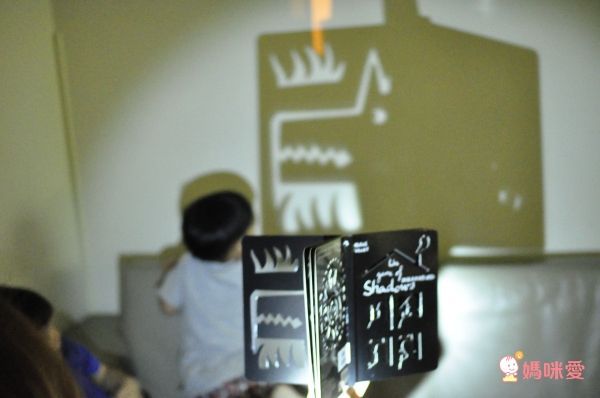 《小黃點》作者新作：創意塗鴉遊戲書！從「洞」裡激發孩子的想像力