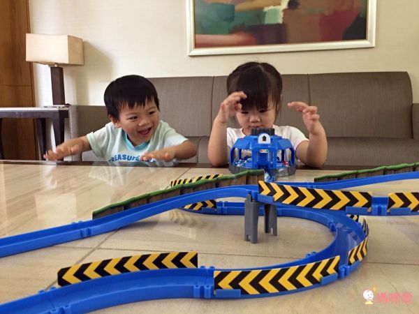 POLI 波力 - 迷你波力特技軌道系列-龍捲風彎圈組-附迷你波力充電車1台