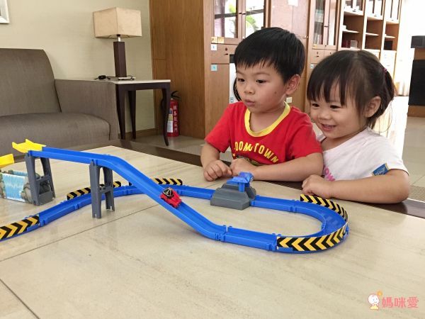 POLI 波力 - 迷你波力特技軌道系列-龍捲風彎圈組-附迷你波力充電車1台