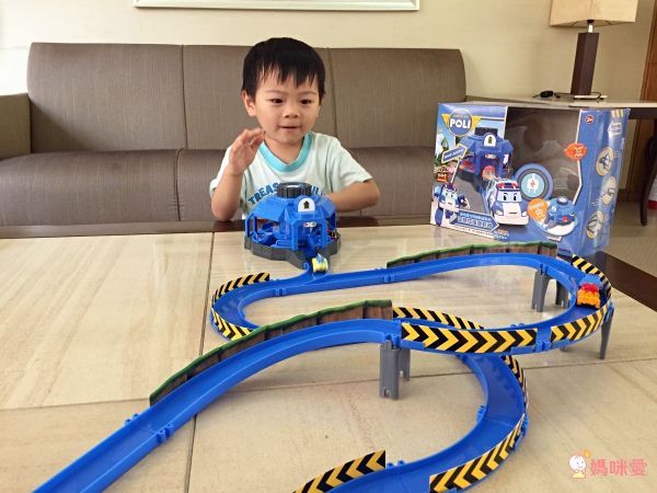 POLI 波力 - 迷你波力特技軌道系列-龍捲風彎圈組-附迷你波力充電車1台