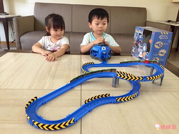 POLI 波力 - 迷你波力特技軌道系列-龍捲風彎圈組-附迷你波力充電車1台