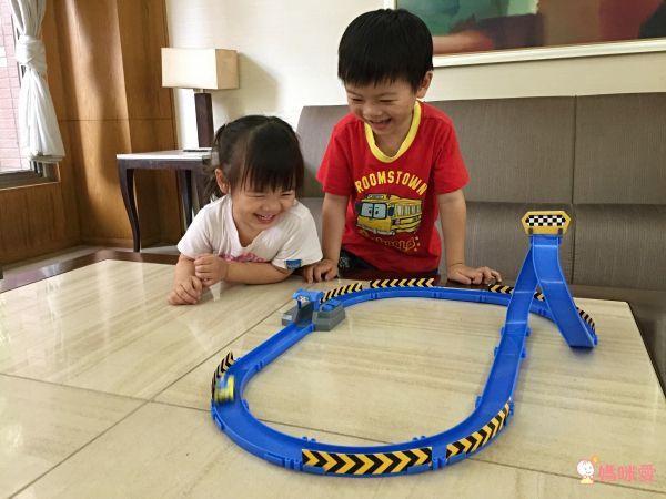 POLI 波力 - 迷你波力特技軌道系列-龍捲風彎圈組-附迷你波力充電車1台