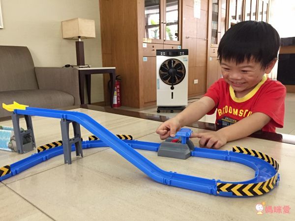 POLI 波力 - 迷你波力特技軌道系列-龍捲風彎圈組-附迷你波力充電車1台